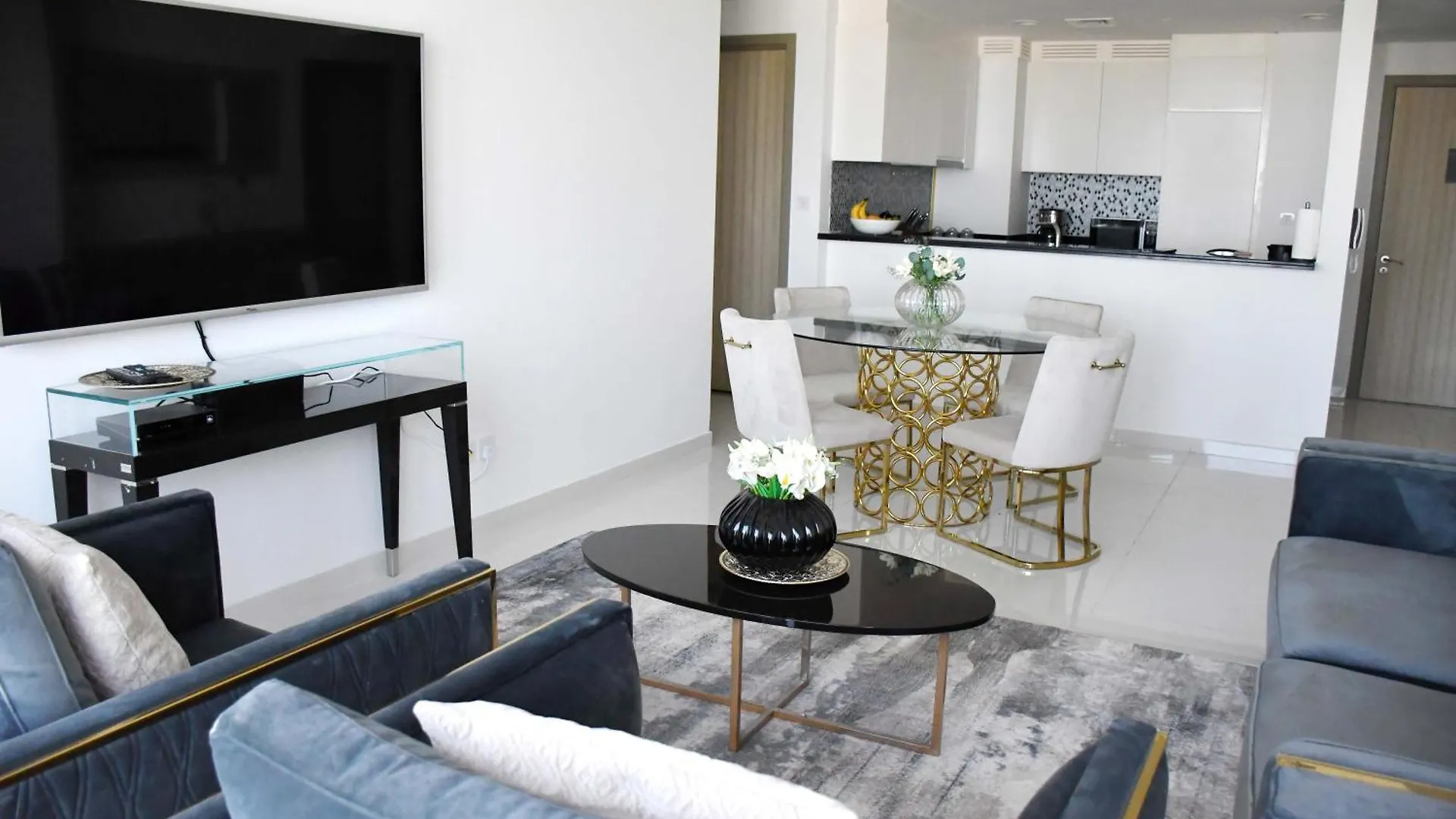 Luxury Dubai High Rise, Skyline Views Apartment